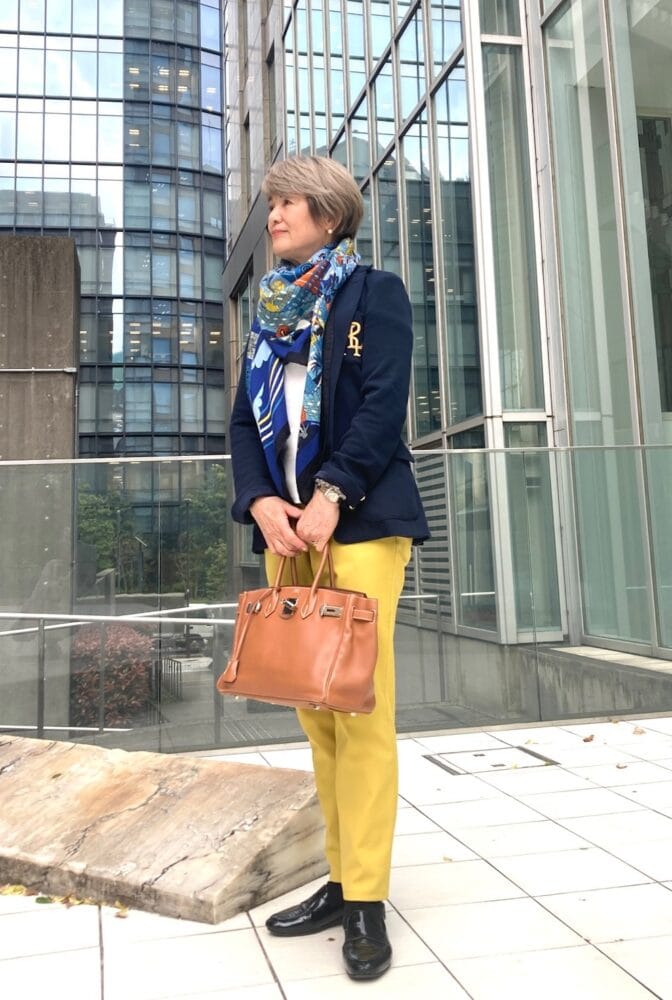 【60代お手本スナップ】「ラルフローレン」のジャケットにカラーパンツを合わせた華やかな着こなし！品よくスタイルアップを目指す大人のジャケットコーデ