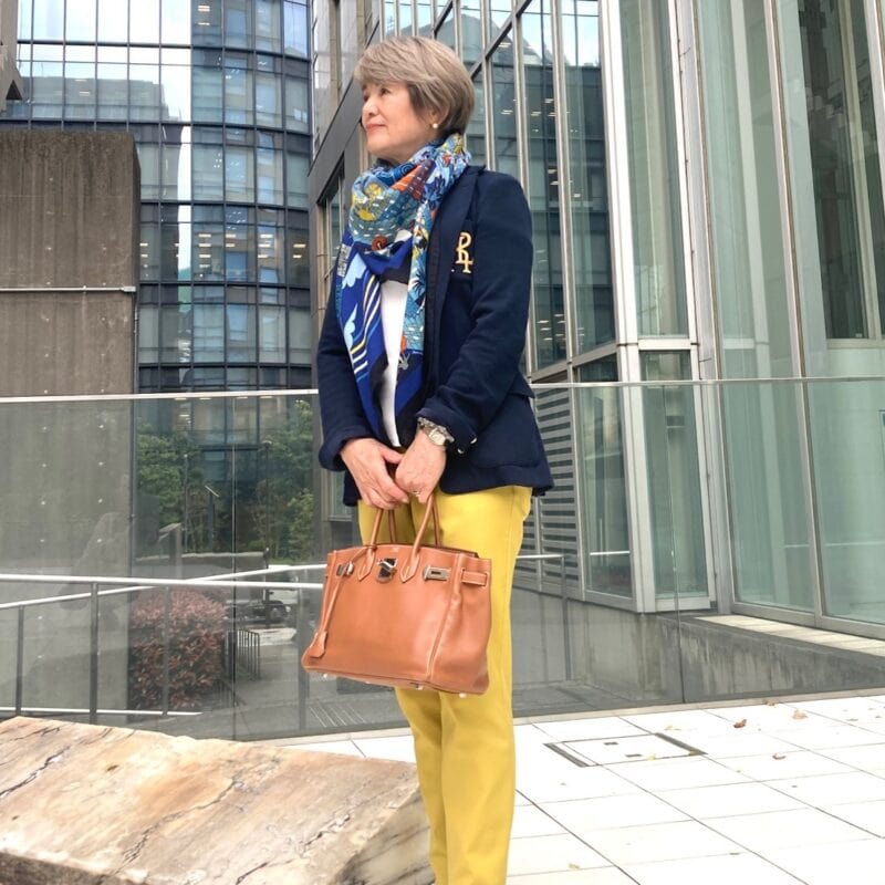 【60代お手本スナップ】「ラルフ ローレン」のジャケットにカラーパンツを合わせた華やかな着こなし！品よくスタイルアップを目指す大人のジャケットコーデ
