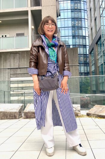 【60代お手本スナップ】ストライプのシャツワンピースコーデに華やかさをプラスするには？マルチカラーのスカーフで顔まわりを明るくしおしゃれ感を底上げ！