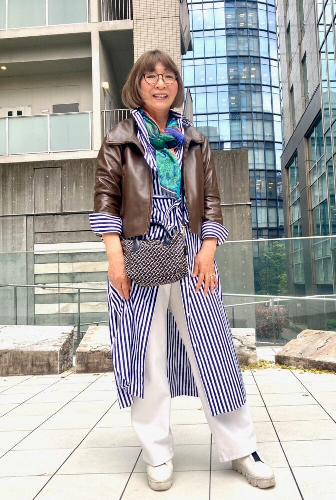 【60代お手本スナップ】ストライプのシャツワンピースコーデに華やかさをプラスするには？マルチカラーのスカーフで顔まわりを明るくしおしゃれ感を底上げ！