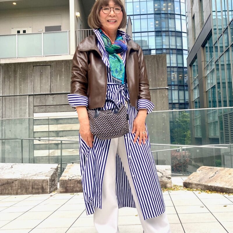 【60代お手本スナップ】ストライプのシャツワンピースコーデに華やかさをプラスするには？マルチカラーのスカーフで顔まわりを明るくしおしゃれ感を底上げ！