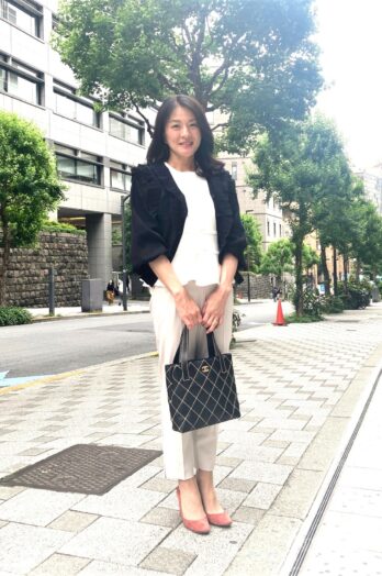 【60代お手本スナップ】夏のホワイトコーデを大人っぽく着こなすには？黒をポイントに使った上品なスタイリングに注目！