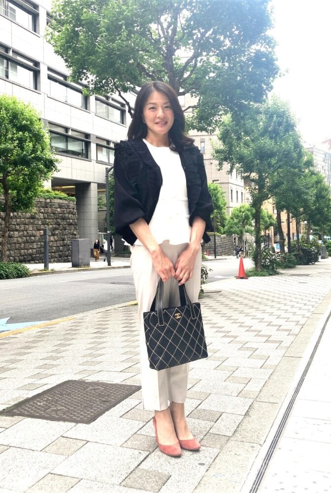 【60代お手本スナップ】夏のホワイトコーデを大人っぽく着こなすには？黒をポイントに使った上品なスタイリングに注目！