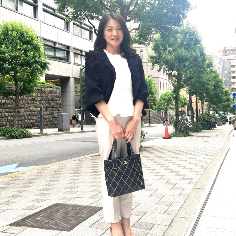 【60代お手本スナップ】夏のホワイトコーデを大人っぽく着こなすには？黒をポイントに使った上品なスタイリングに注目！