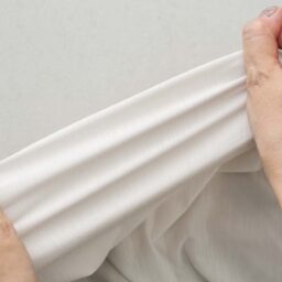 縦にも横にもぐんぐん伸びる4方向ストレッチ素材。腕や膝の曲げ伸ばしが楽で、移動時間が長い旅のお供にもぴったり。