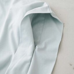 腕を挟み込むようにデザインされたフレンチスリーブが二の腕の面積を狭め、ほっそりきれいに見えます。