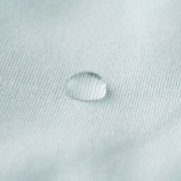 汗が染み出しにくいのは、水分を裏面で吸収し、表地で弾く構造だから。グレーでも汗ジミを気にせず着られます。
