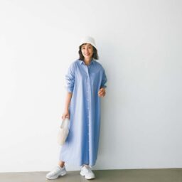 シャツワンピース¥7,920／クロス ファンクション、帽子¥4,950、バッグ¥4,290、靴¥23,100／すべてアトリエブルージュ、ピアス¥1,650／レプシィム（アダストリア カスタマーサービス）