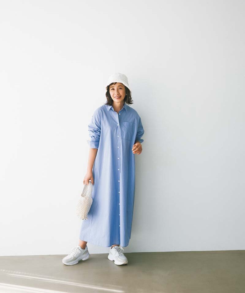 シャツワンピース¥7,920/クロス ファンクション、帽子¥4,950、バッグ¥4,290、靴¥23,100/すべてアトリエブルージュ、ピアス¥1,650/レプシィム(アダストリア カスタマーサービス)