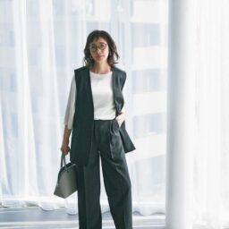 ニット¥3,960／クロスファンクション、デニム¥9,990、バッグ¥6,490／ともにギャップ、サングラス¥990／ジーユー、バングル¥17,600／ベン アムン（ピモンテ）、ストール¥4,950、靴¥19,800／ともにアトリエブルージュ、タンクトップ／スタイリスト私物