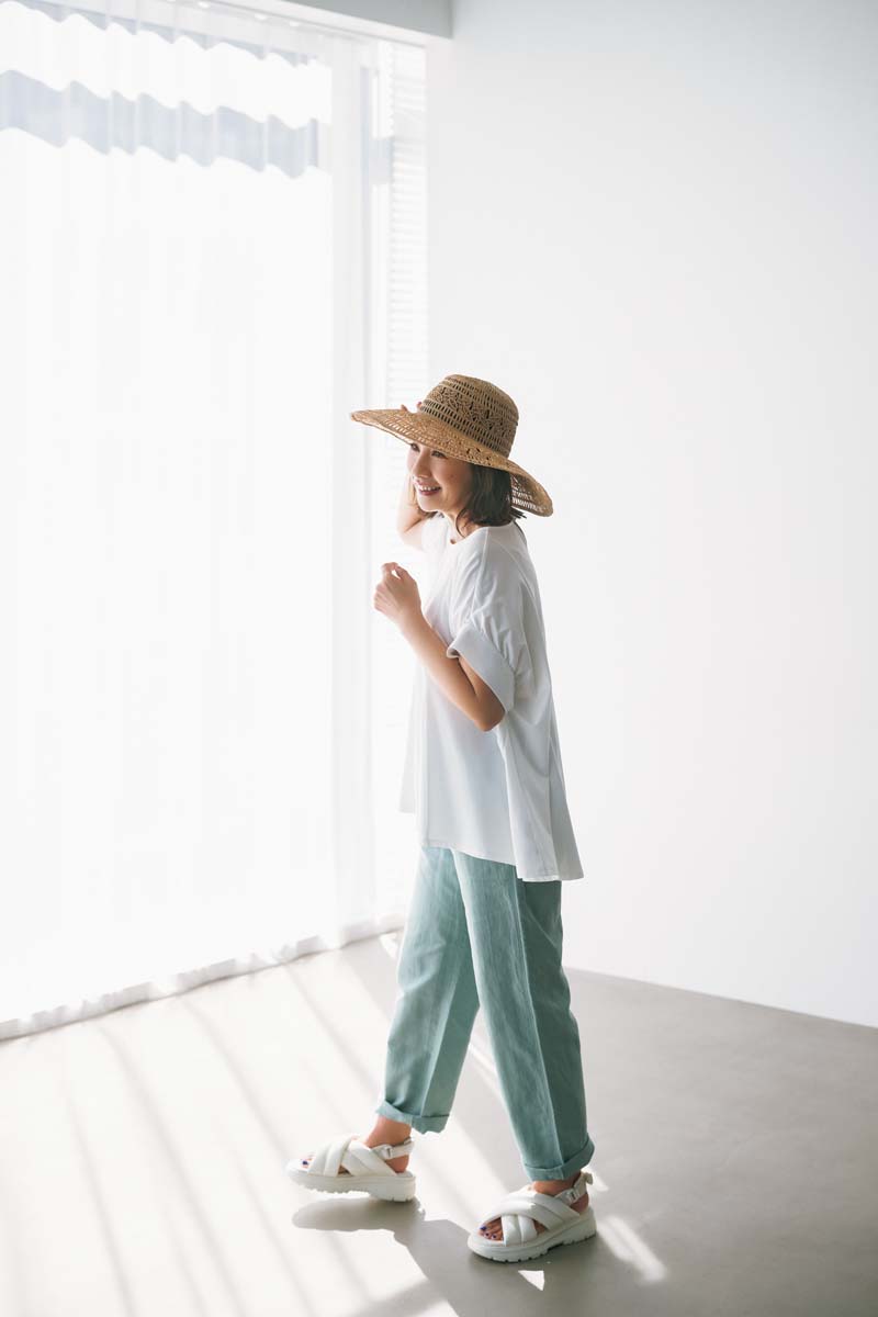 カットソー¥6,990／アンフィーロ（オンワード樫山）、パンツ¥7,800／モンベル（モンベル・カスタマー・サービス）、帽子¥15,400／アトリエブルージュ、靴¥2,990／ジーユー