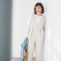 【吸水速乾】サロペット¥5,940／クロス ファンクション、カットソー¥4,990／アンフィーロ（オンワード樫山）、ピアス¥7,700／アビステ、ストール¥17,600／マニプリ（ピモンテ）、バッグ¥33,000／ピモンテ、靴¥11,000／コンバース（コンバースインフォメーションセンター）、タンクトップ／スタイリスト私物