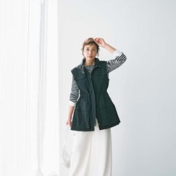 ジレ¥26,400、パンツ¥16,390／ともにドゥクラッセ、ニット¥6,600／エルーラ（アダストリア カスタマーサービス）、イヤリング¥16,200／アビステ、バッグ¥39,600／ピモンテ、靴¥7,590／アトリエブルージュ