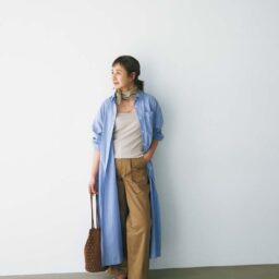 シャツワンピース¥7,920／クロス ファンクション、タンクトップ¥3,990／アンフィーロ（オンワード樫山）、パンツ¥3,990／無印良品（無印良品銀座）、スカーフ¥990／ジーユー、二連ネックレス¥9,900／アビステ、バッグ¥39,600／ピモンテ、靴¥66,000／ネブローニ（ピモンテ）