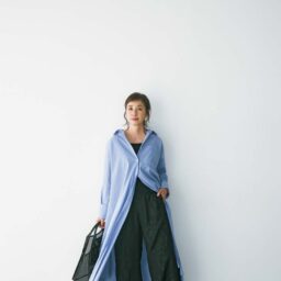 シャツワンピース¥7,920、タンクトップ¥1,980／ともにクロス ファンクション、パンツ¥12,000／プラステ、ピアス¥1,650／レプシィム（アダストリア カスタマーサービス）、バッグ¥22,000／オルセット（ピモンテ）、 靴¥13,750／アトリエブルージュ