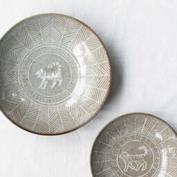 虎の器はφ21×H5cm 6,500円。取り皿にぴったりのチーターの器はφ16.5×H4cm 4,500円。