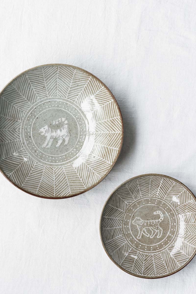 虎の器はφ21×H5cm 6,500円。取り皿にぴったりのチーターの器はφ16.5×H4cm 4,500円。