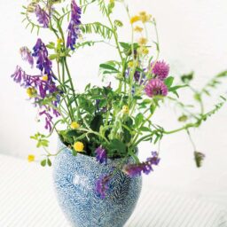 濵田さんの故郷・八ヶ岳の原野を描いた「草むら」シリーズの花器。W11×D10×H14cm