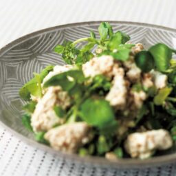 縁の幾何学文様が料理を引き立てます