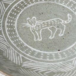 食事が終わると可愛い動物がひょっこり。2度楽しい器です。チーターの中鉢はφ21×H5cm 6,500円。