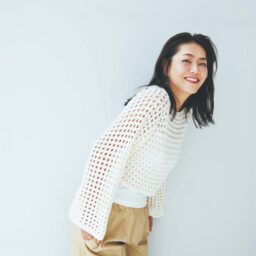 普段の私は白、グレー、ベージュが多いです。 セーター¥18,000、キャミソール¥6,500、パンツ¥15,000／すべてバナナ・リパブリック
