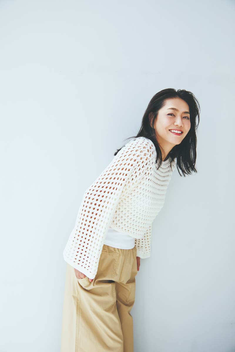 普段の私は白、グレー、ベージュが多いです。 セーター¥18,000、キャミソール¥6,500、パンツ¥15,000／すべてバナナ・リパブリック