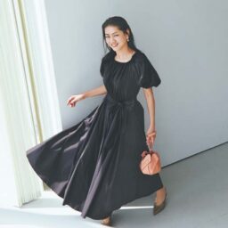 夏は断然ワンピース派という前田さん。ワンピース¥64,900／ソブ、ピアス¥13,200／ダブルスタンダードクロージング（ともにフィルム）、バッグ¥57,200／ウジョー（エム）、パンプス¥35,000／バナナ・リパブリック