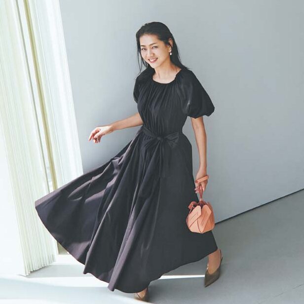 夏は断然ワンピース派という前田さん。ワンピース¥64,900／ソブ、ピアス¥13,200／ダブルスタンダードクロージング（ともにフィルム）、バッグ¥57,200／ウジョー（エム）、パンプス¥35,000／バナナ・リパブリック