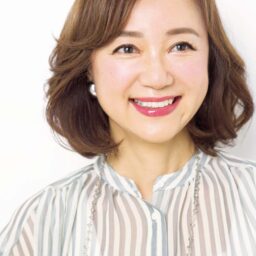 ブラウス￥7,700、インナー￥4,400／ともにエルーラ（アダストリア カスタマーサービス）、イヤリング￥7,350、ネックレス￥8,400／ともにアビステ