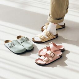 サンダル写真上から時計まわりに／アリゾナ¥29,700、ピンクのアリゾナ¥27,500、ボストン¥26,400／すべてビルケンシュトック（ビルケンシュトック・ジャパン カスタマーサービス）、パンツ¥27,500／プルミエ アロンディスモン、ソックス¥4,070／オートリー（トヨダトレーディング プレスルーム）　