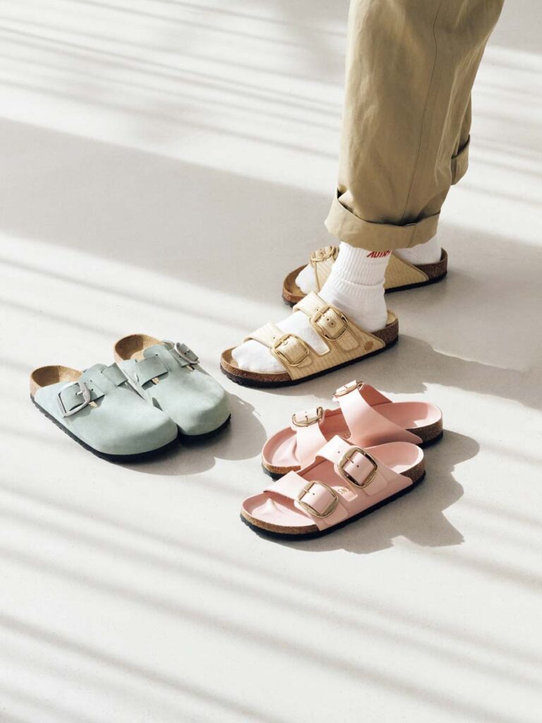 サンダル写真上から時計まわりに／アリゾナ¥29,700、ピンクのアリゾナ¥27,500、ボストン¥26,400／すべてビルケンシュトック（ビルケンシュトック・ジャパン カスタマーサービス）、パンツ¥27,500／プルミエ アロンディスモン、ソックス¥4,070／オートリー（トヨダトレーディング プレスルーム）　
