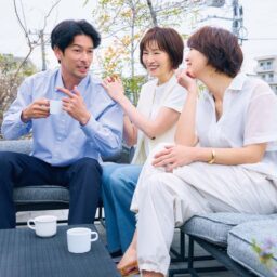 ピアス¥27,500、ブレスレット¥13,200、リング¥14,300／すべてクロディーヌ・ヴィトリー（アッシュ・ペー・フランス） 【香織】シャツ¥23,100、ノースリーブブラウス¥19,800／ともにアンクレイヴ、パンツ¥28,600／ティッカ、バッグ¥13,420／ザ ジャクソンズ（アッシュ・ペー・フランス）、 シューズ¥50,600／プリティ・バレリーナ（F.E.N.）、ピアス¥13,200／サローネ サーティ、バングル¥13,750／エイチアッシュ（ともにフォーティーンショールーム） 【慎一】シャツ¥13,000、デニムパンツ¥19,000／ともにバナナ・リパブリック