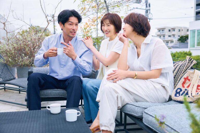 ピアス¥27,500、ブレスレット¥13,200、リング¥14,300／すべてクロディーヌ・ヴィトリー（アッシュ・ペー・フランス） 【香織】シャツ¥23,100、ノースリーブブラウス¥19,800／ともにアンクレイヴ、パンツ¥28,600／ティッカ、バッグ¥13,420／ザ ジャクソンズ（アッシュ・ペー・フランス）、 シューズ¥50,600／プリティ・バレリーナ（F.E.N.）、ピアス¥13,200／サローネ サーティ、バングル¥13,750／エイチアッシュ（ともにフォーティーンショールーム） 【慎一】シャツ¥13,000、デニムパンツ¥19,000／ともにバナナ・リパブリック