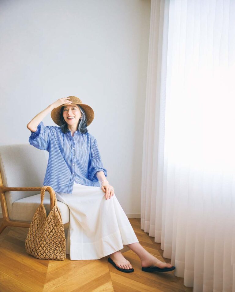 シャツ¥8,990、スカート¥11,900、バッグ¥5,990（オンライン限定）、サンダル¥3,490（オンライン限定）、帽子¥4,490／すべてギャップ、中に着たインナー、アクセサリー／すべてスタイリスト私物