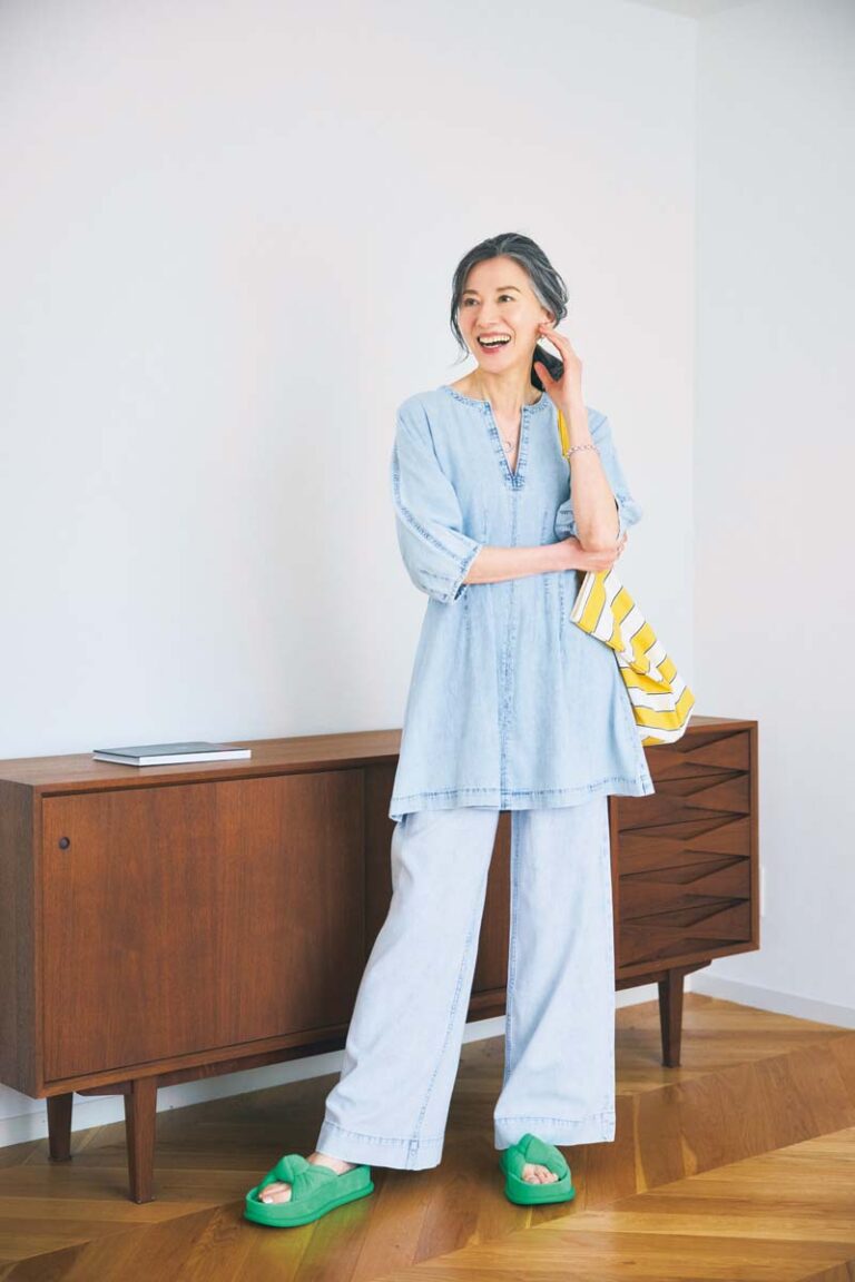 デニムドレス¥9,990（一部店舗限定）、デニムパンツ¥9,990（オンライン限定）、バッグ¥7,990（オンライン限定）／すべてギャップ、靴、アクセサリー／すべてスタイリスト私物