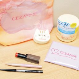影色リップメイカー 02 ¥660（写真右）、リップカラーシールド、超細芯アイブロウ、うるオフクレンジングバームなど人気商品5品に非売品の猫型パフとエコバッグをセット。╱セザンヌ化粧品