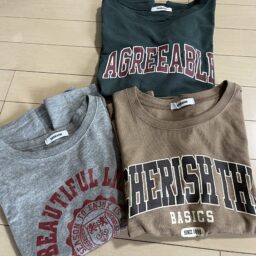 「しまむら」のアースカラーロゴTシャツ