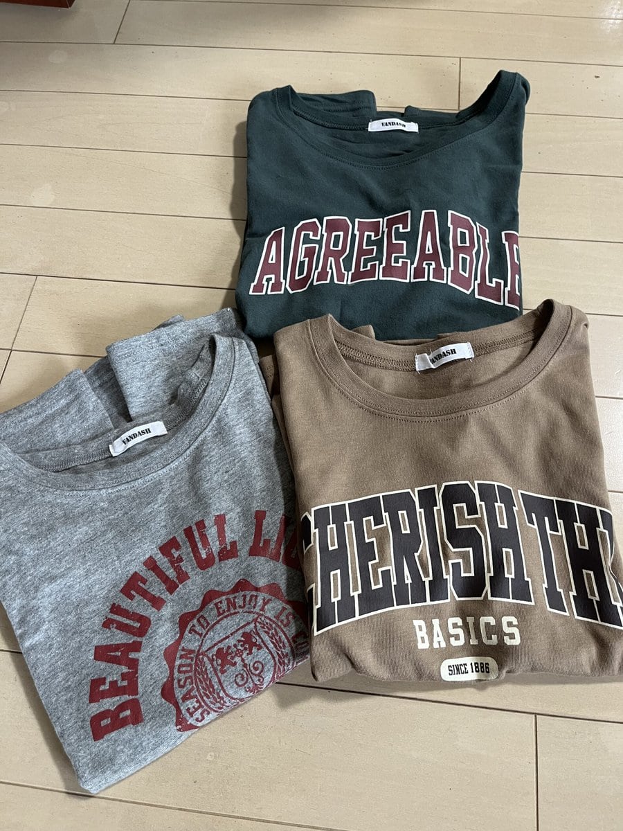 「しまむら」のアースカラーロゴTシャツ