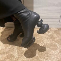 Maison MIHARA YASUHIROのアヒル型ヒールのブーツサンダル