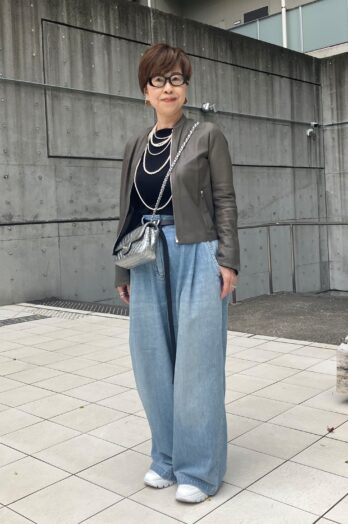 【60代お手本スナップ】シンプルなデニムコーデを、華やか小物でエレガントにアップデート！