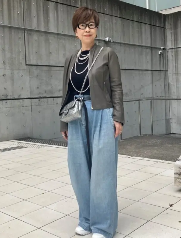 【60代お手本スナップ】シンプルなデニムコーデを、華やか小物でエレガントにアップデート！