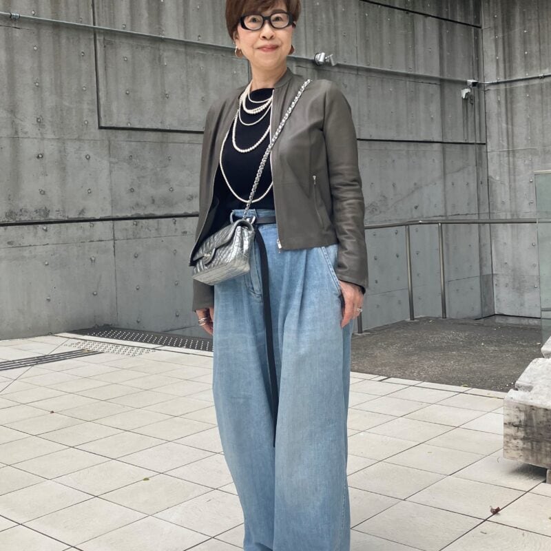 【60代お手本スナップ】シンプルなデニムコーデを、華やか小物でエレガントにアップデート！
