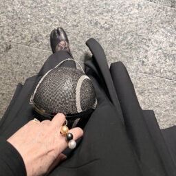 バッグ：BAUM UND PFERDGARTEN、靴：Maison Margiela