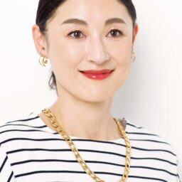 トップス￥5,500／エルーラ（アダストリアカスタマーセンター）、イヤリング￥6,820／イットアトリエ（フォーティーンショールーム）、ネックレス￥18,900／アビステ
