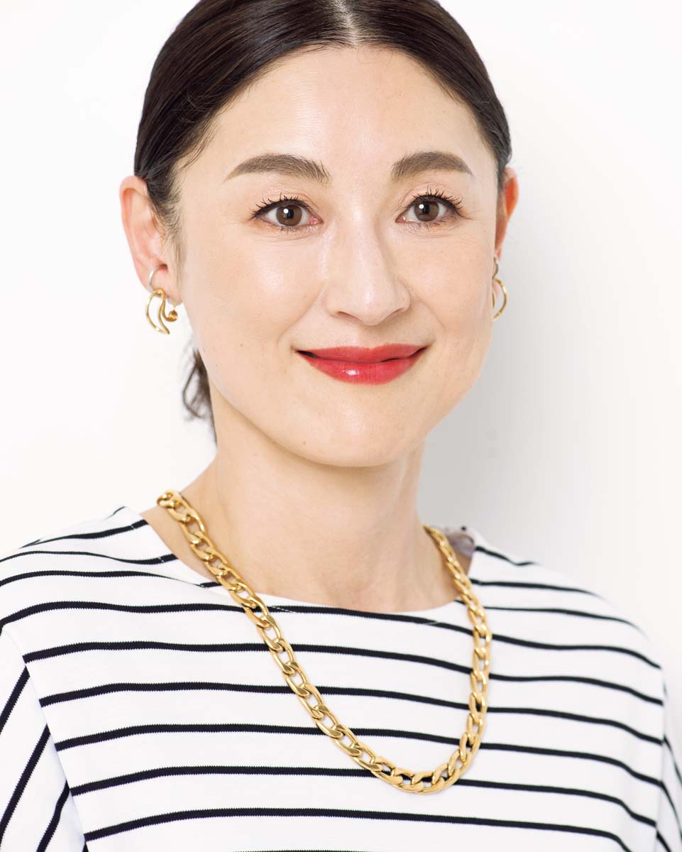 トップス￥5,500／エルーラ（アダストリアカスタマーセンター）、イヤリング￥6,820／イットアトリエ（フォーティーンショールーム）、ネックレス￥18,900／アビステ