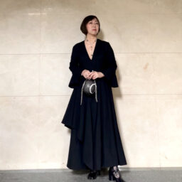 ワンピース：ミラ ショーン バイ チカ キサダ、バッグ：BAUM UND PFERDGARTEN、靴：Maison Margiela