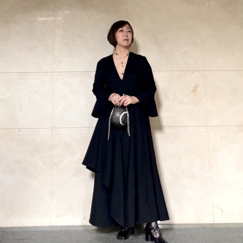 【60代ファッション】あると安心！私の頼れる一着「ミラ ショーン バイ チカ キサダ」のブラックワンピース