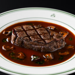 和牛ヒレ肉のグリル　赤ワインとキノコソース