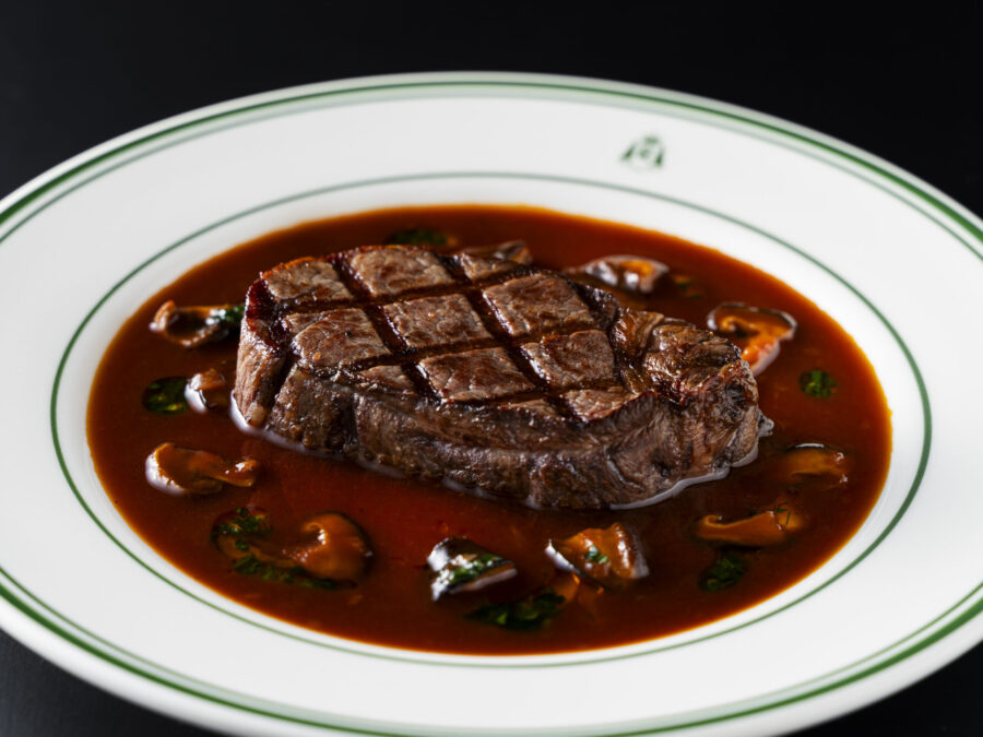 和牛ヒレ肉のグリル　赤ワインとキノコソース