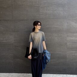 Tシャツを主役に他はシンプルに抑え、アクセサリーはシルバー、足元は存在感のあるサンダルを合わせたコーデ